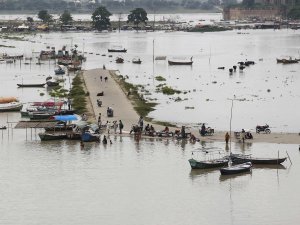 Hindistan'ı sel vurdu, uçak seferleri iptal edildi