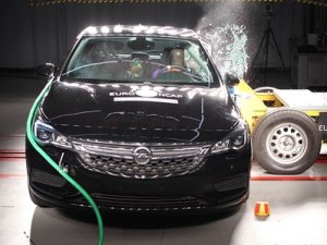 Opel Astra'dan çarpışma testi