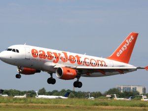 EasyJet uçağı AHL'ye acil iniş yaptı