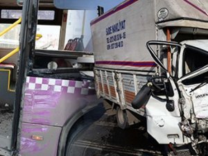 Sütlüce'de belediye otobüsü ile kamyonet çarpıştı: 10 yaralı