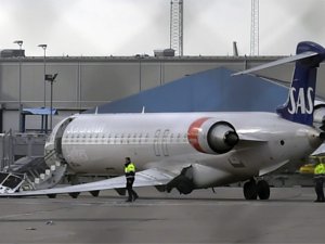 SAS uçağı push back aracına çarptı