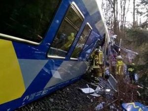Almanya'da tren kazası: 8 ölü, 150 yaralı