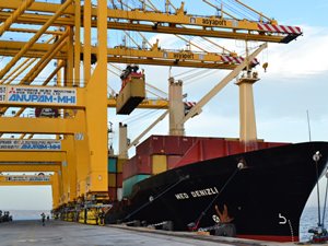 M/V MED DENIZLI Asyaport’a yanaştı ve ilk konteynerini indirdi