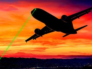 Lazerler uçuş emniyetini tehdit ediyor
