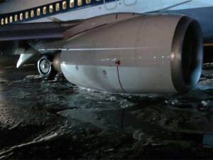 Jet Airways uçağının iniş takımları çöktü