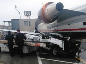 Apron aracı park halindeki uçağa çarptı