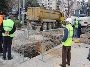 İzmit tramvay hattı için bulvar kazıldı