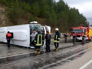 Isparta'da otobüs devrildi: 31 yaralı