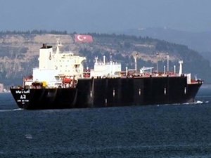 Boğazdan geçen doğalgaz tankeri Çanakkale'de Boğaz trafiğini aksattı
