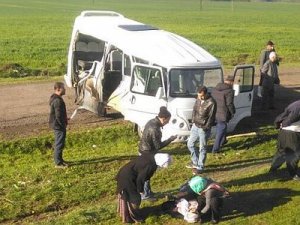 Diyarbakır’da tren yolcu minibüsüne çarptı 1’i ağır 3 yaralı