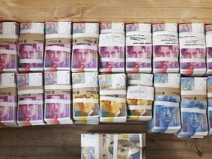 İsviçre cüzdana sığmayan kağıt paralarını değiştiriyor