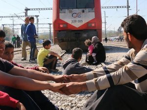 İdomeni'de sığınmacılar demiryolunu kapattı