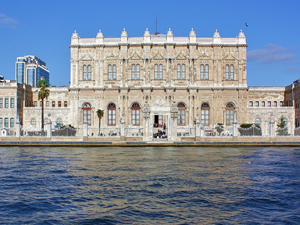 Savarona Yatı için Dolmabahçe Sarayı'nın önüne 200 metrelik yanaşma iskelesi yapılıyor