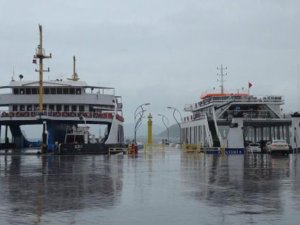 Gelibolu-Lapseki feribot seferlerine fırtına engeli
