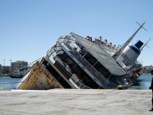 Pire Limanı'ndaki gemi yan yattı
