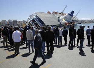 Venturis Sea Lines'in yolcu gemisi Pire Limanı'nda yan yattı