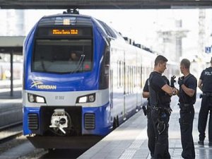 Almanya’da tren istasyonunda bıçaklı saldırı: 4 yaralı