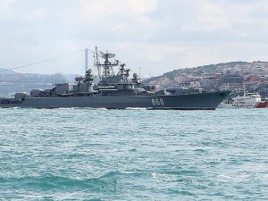 Rus savaş gemisi İstanbul Boğazı'ndan geçti