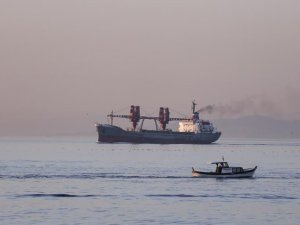 Rus askeri kargo gemisi İstanbul Boğazı'ndan geçti