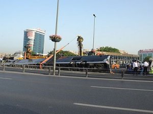 Cevizlibağda devrilen metrobüs olay yerinden kaldırıldı