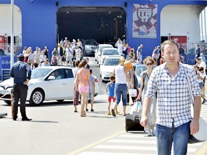 İDO Yenikapı iskelesi tatilcilerin akınına uğradı