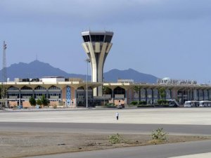 Aden Havalimanı'na iki yıl aradan sonra ilk kargo uçağı indi