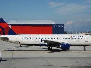Delta Havayolları'na ait uçak yanlışlıkla askeri üsse indi