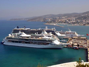 Kuşadası'nda kruvaziyer gemi trafiği tekrar başladı