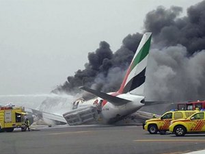 Emirates uçağı alev alev yanıyor