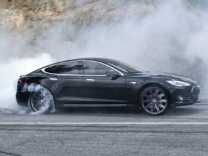Tesla Model S cayır cayır yandı!