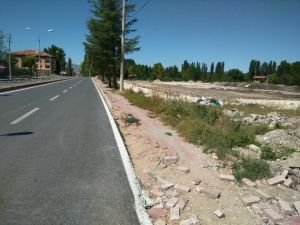 İlçe halkı, asfalt yola yeni yaya kaldırımı istiyor
