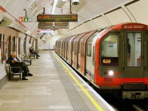 Dünyanın ilk metrosu ilk kez gece seferi yapacak