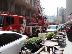 Karaköy'de eski TDİ binasında yangın çıktı