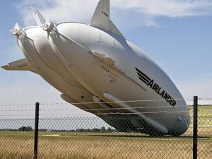 Dünyanın en büyük hava aracı Airlander yere çakıldı