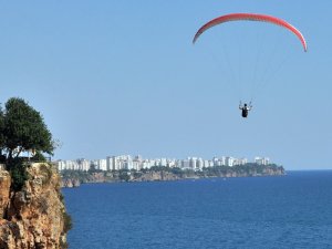 Antalya'da paraşütçüler yasak dinlemiyor