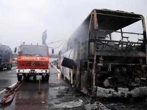 TEM Otoyolu'nda seyir halindeki yolcu otobüsü yandı