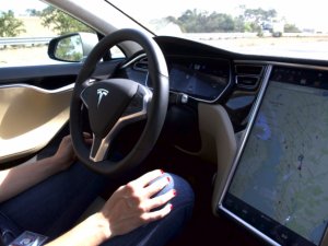 Tesla tüm modellere otonom sürüş donanımı koyacak