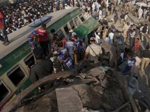 Pakistanda tren kazası:17 ölü
