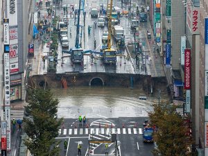 Japonya'da 5 şeritli yol çöktü