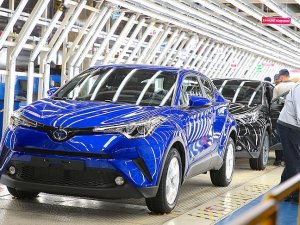 Toyota Türkiye'nin ilk hibrit ve crossover aracını banttan indirdi