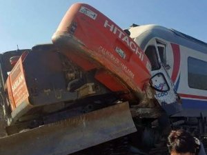 İzmir'de yolcu treni ile iş makinesi çarpıştı