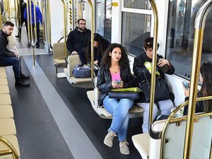 İzmir'in yeni metro trenleri hizmete girdi