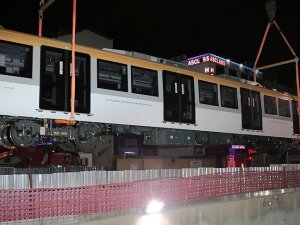 İstanbul'un yeni metro vagonları raylara indirildi
