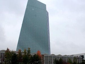 ECB faize dokunmadı, parasal genişlemeyi uzattı