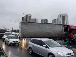 TEM otoyolunda yan dönen tır trafiği aksattı