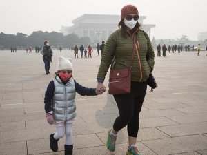 Çin'de hava kirliliği nedeniyle uçak ve otobüs seferleri iptal edildi