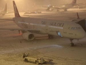 Atatürk Havalimanı'ndaki uçuşlara kar engeli