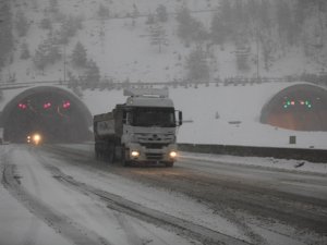 Bolu Dağı'nda zincirsiz tırlara izin verilmiyor