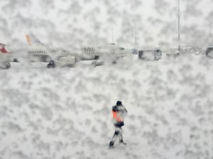 Hava ulaşımı kar nedeniyle aksadı