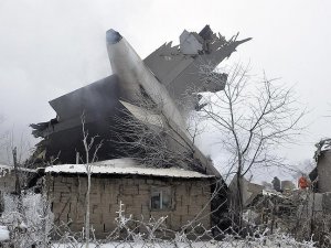 Kırgızistan'da kargo uçağı düştü